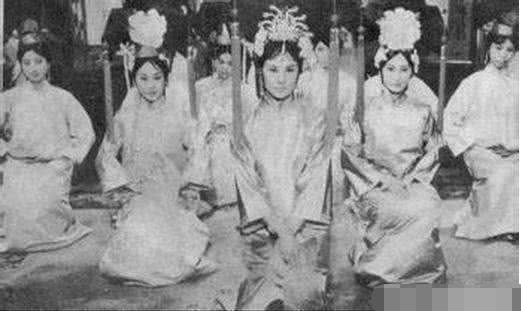 风雨飘摇的晚清，皇帝还在选妃，百姓生活苦不