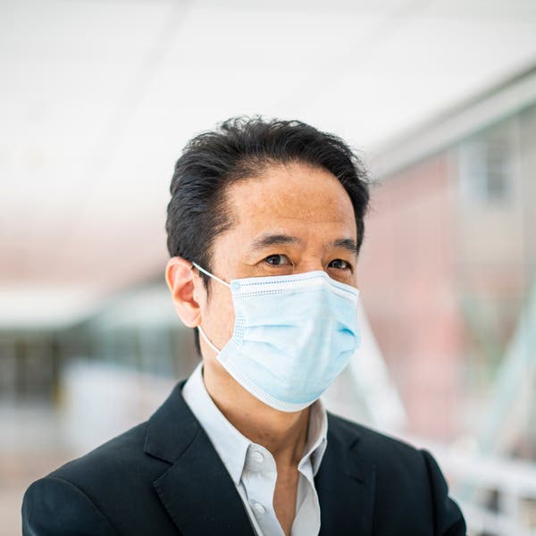 从医生到病人，纽约外科医生新冠康复后回忆：濒死时曾看到白光，人生态度改变了