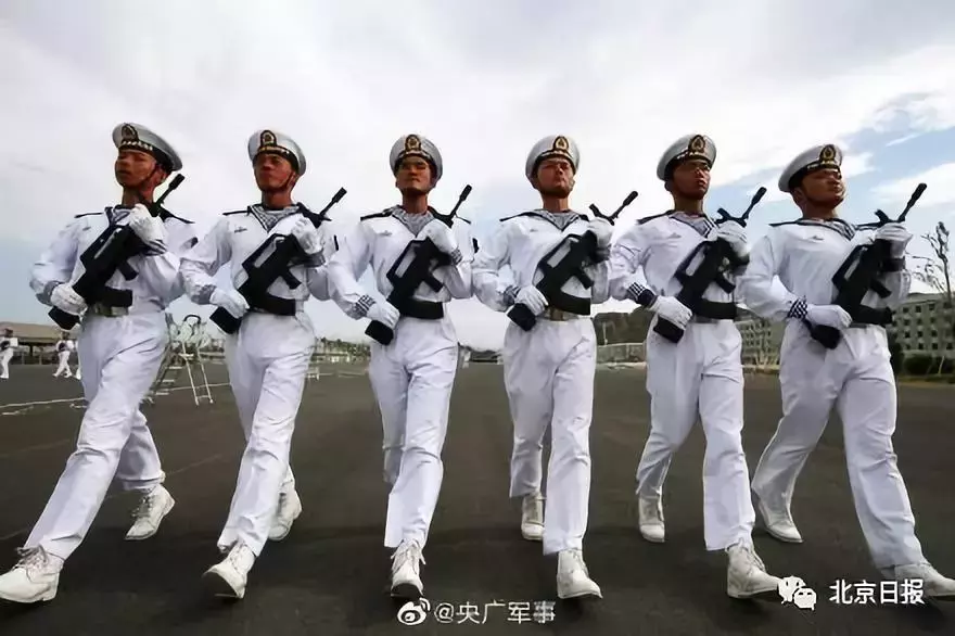 00后海军,受阅场上最年轻的群体!这一幕让人泪奔