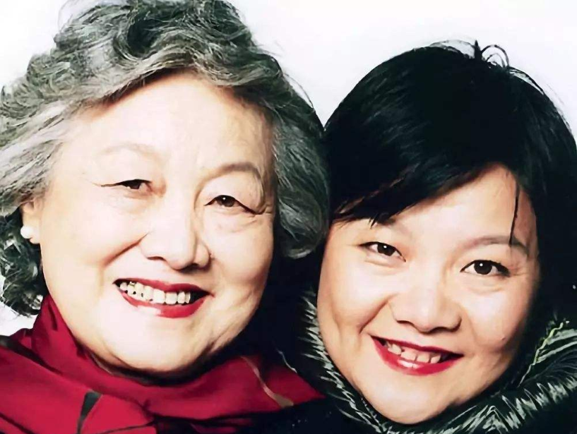 章含之为乔冠华守寡25年，写了4本书怀念他，为何不愿与他合葬？