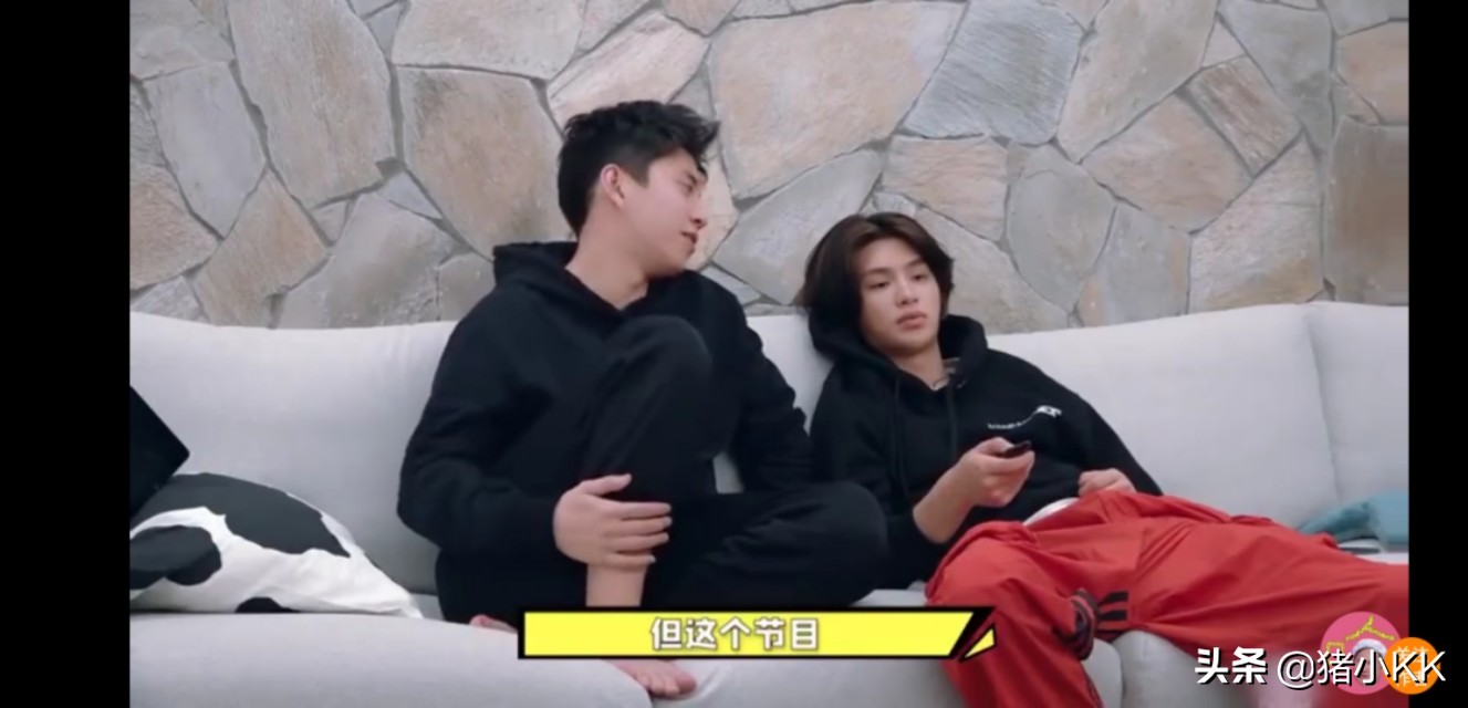 青春有你火出圈，王大陆在家看得津津有味，还