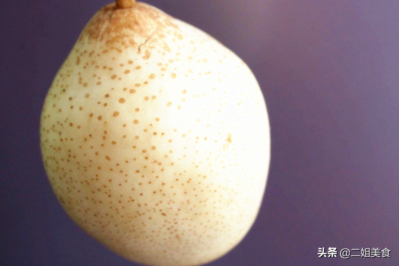 买秋梨就要选“母”的，核小多汁口感好，牢记这2点，一挑一个准