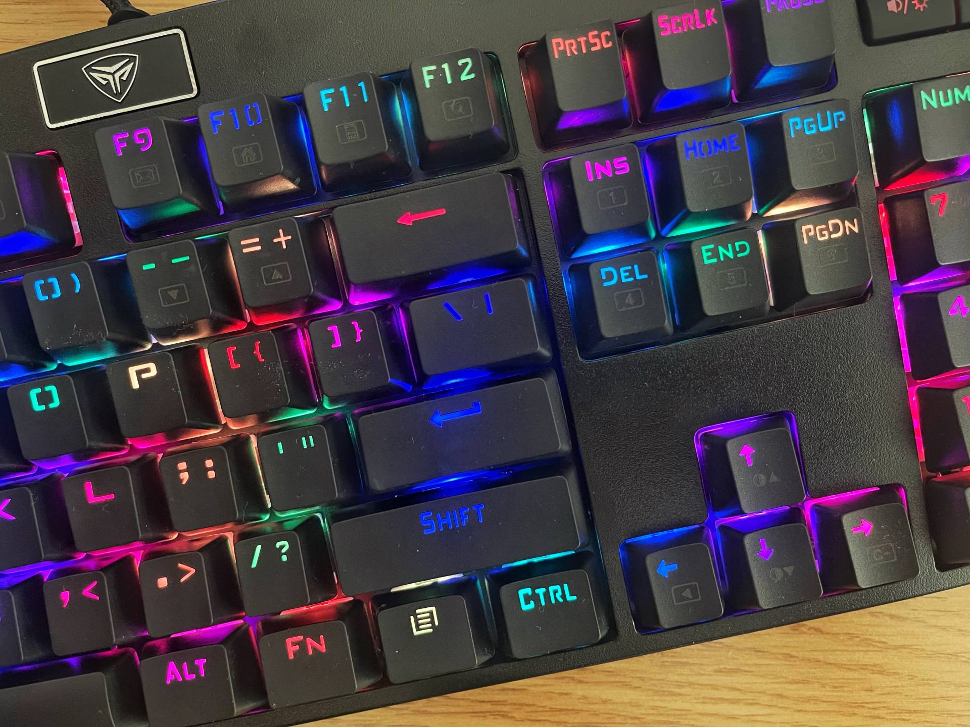 安静轻盈适合多场景使用超频三GI801黑曼巴红轴机械键盘评测