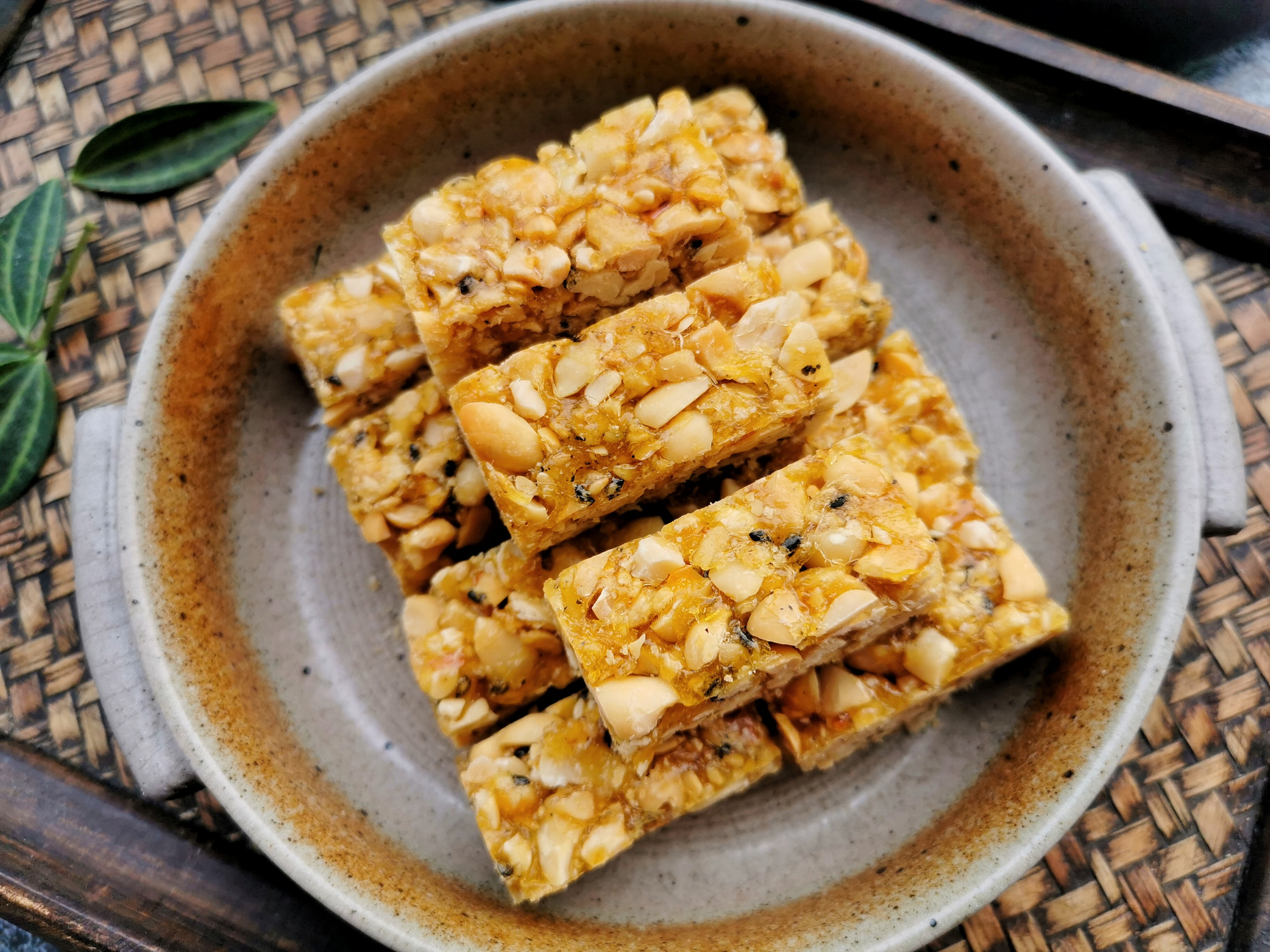 無水無油做花生酥糖，復刻童年美味，學會熬糖漿，酥脆香甜不粘牙