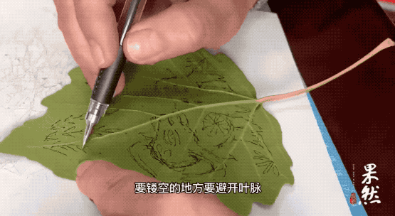65歲奶奶把秋天留在樹葉上，這也太美了吧