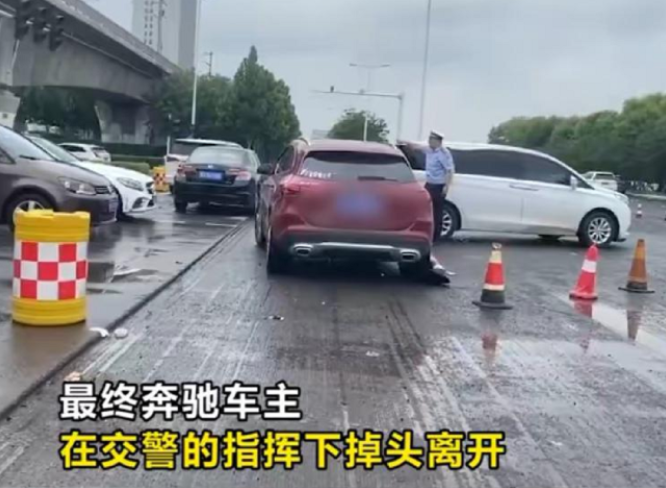 男子开奔驰强闯救援车道被拦，态度恶劣冲交警大喊：我是有钱人
