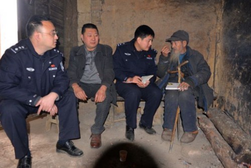 贵州89岁老人身份曝光，领导赶紧登门拜访，带走