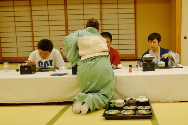 為什麼日本實體店可以打敗電商，在中國卻是電商擊敗了實體店？