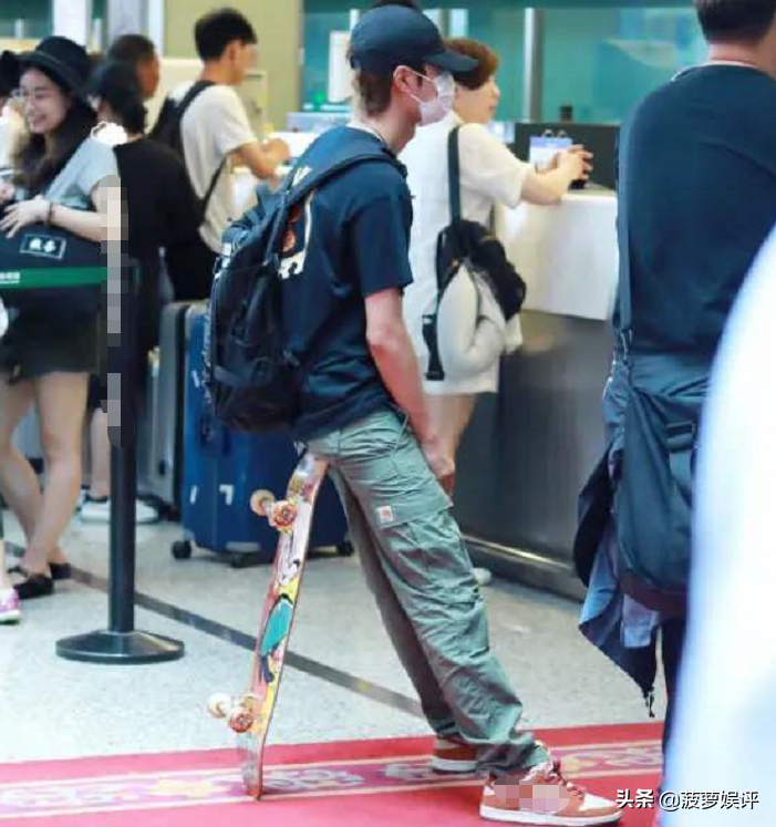 “滑板少年”王一博上线，脚伤养好晒滑板照报平安，实在是太暖心