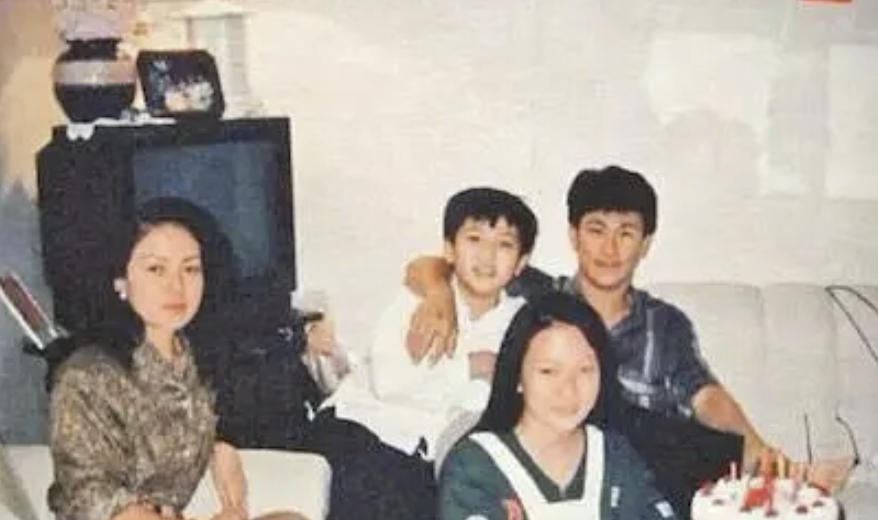 吴尊晒照为75岁爸爸庆生，十几口人同框人丁兴旺，可惜妈妈已离世