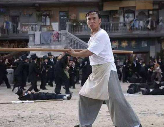 他老婆是著名经纪人,捧红很多明星,儿子也成