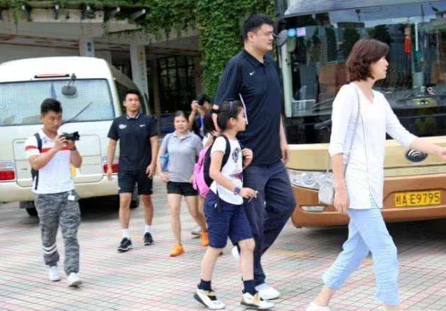 姚明与女儿牵手逛街，11岁姚沁蕾身高到爸爸胸部，一双腿又细又长