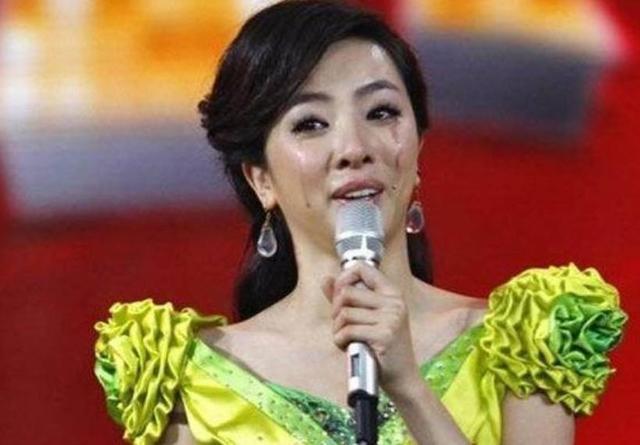 “央视花旦”李思思：嫁大学同学，3年生2子，婚