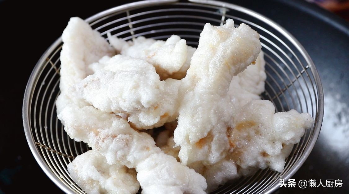 五花肉裹上澱粉糊，加一碗料汁炒，太下飯了，外皮想要更脆有竅門