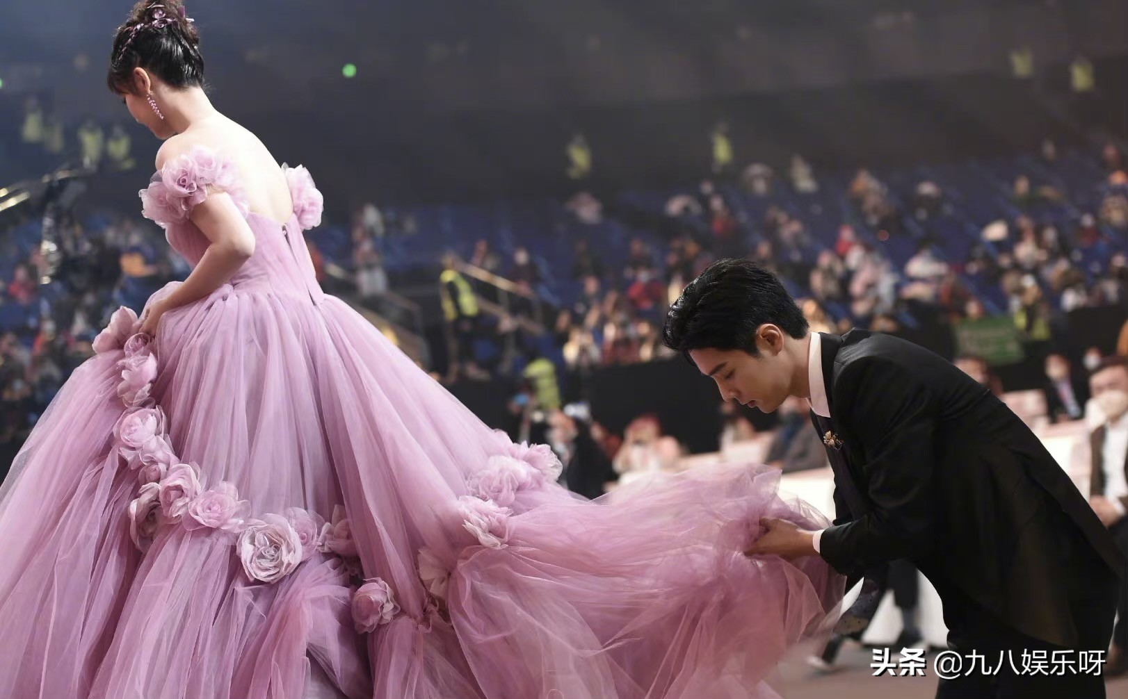 微博之夜的“名场面”：肖战为杨紫提裙，李现