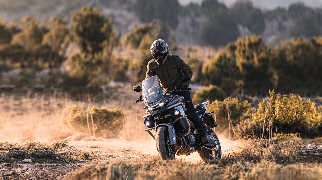 弯道ABS、双向快排加持，春风800MT是2021年最强国产ADV吗？