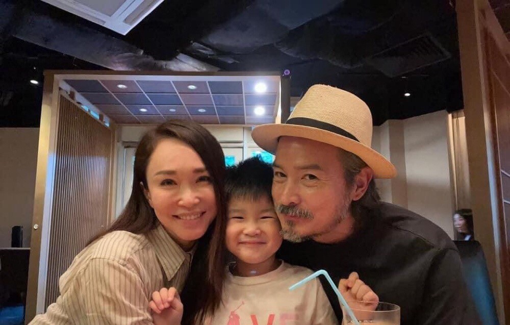 範文芳一家三口同框，6歲兒子五官清秀顏值高，老公一頭長發搶鏡