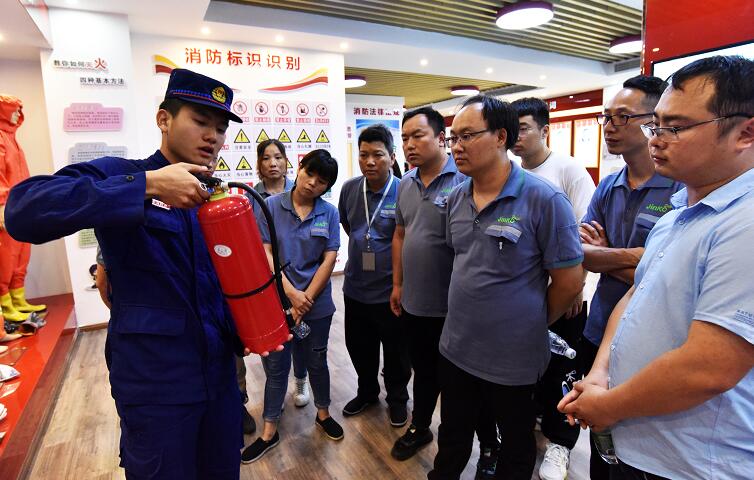 江西上饶：讲授消防救援 构建平安园区