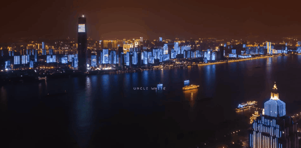 他拍的照片被央媒做成海报，每一幅都是热爱武汉的最好证明｜城市摄影队