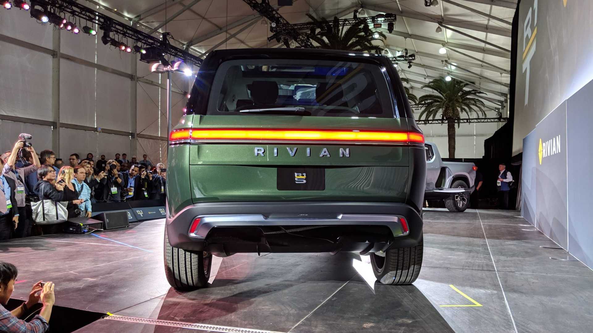 乳白色海豚-Rivian R1S电动式SUV