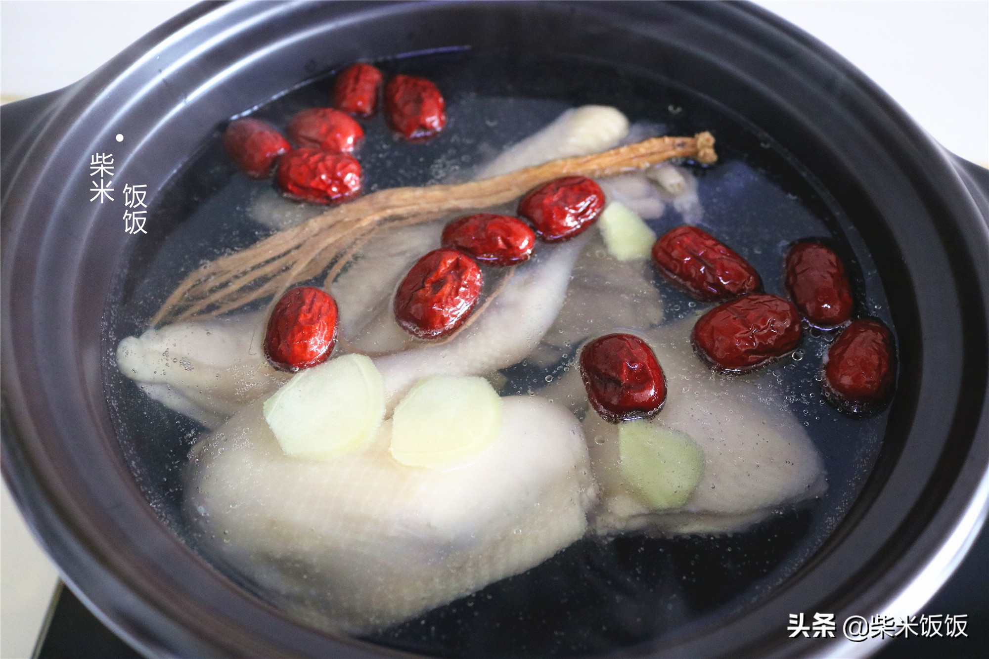 炖鸡汤，别放那么多香料，加这3样就够了，鸡汤鲜美又香醇