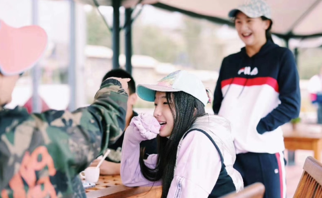 田亮一家四口旅游，12岁森碟暴风长高，身材健壮练出运动员身材