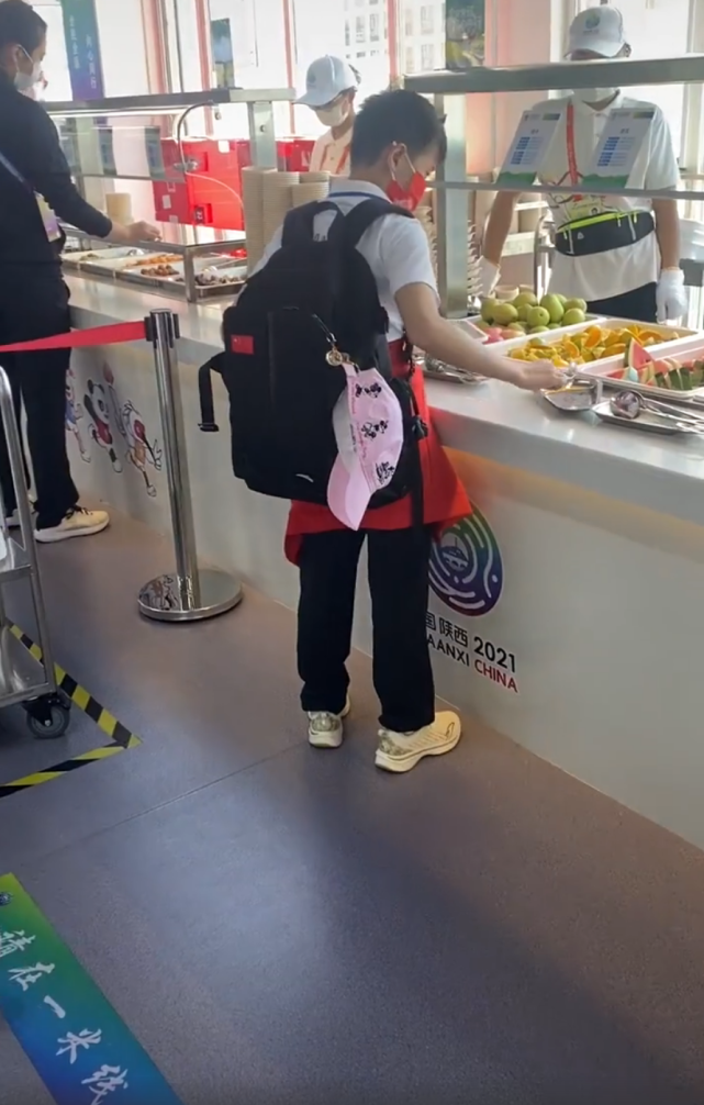 热闹场面曝光！全红蝉走进全运餐厅仍是焦点 其他运动员追随跟拍