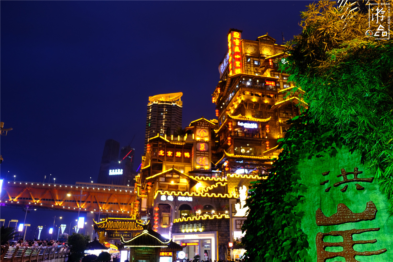 洪崖洞撕碎网红标签，打造实景街区，带你重回80年代的重庆超社会