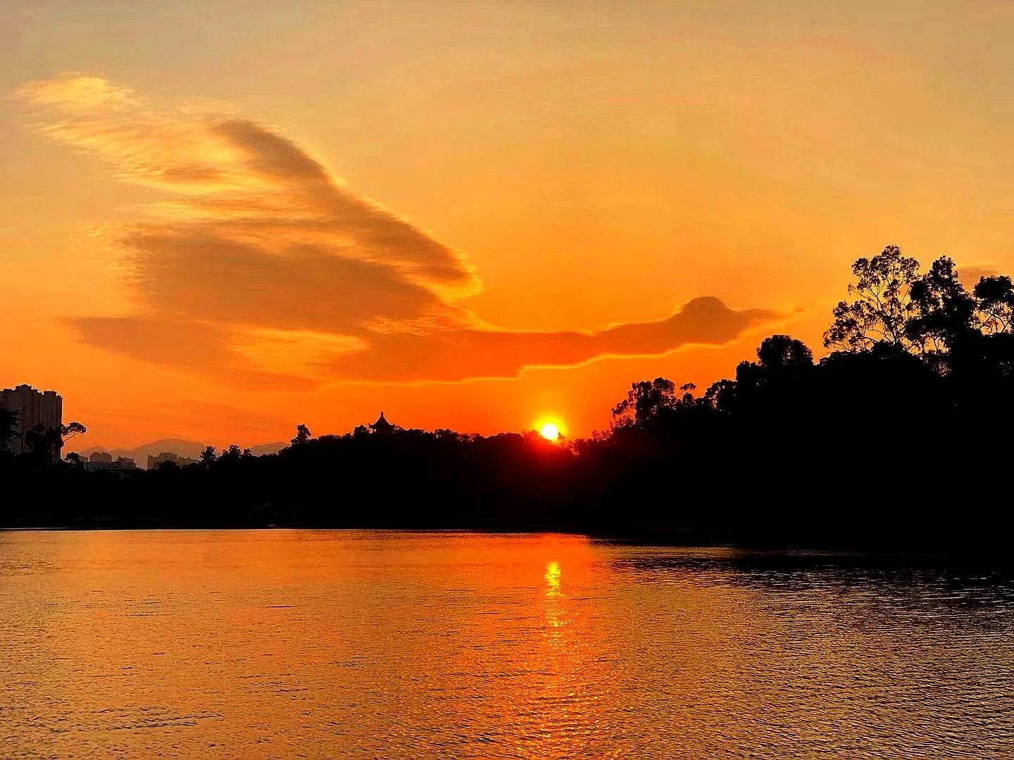 今天福州刷爆朋友圈的夕阳奇观，云中鸿鹄，展翅高飛，有福之州！