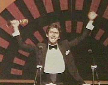 谭咏麟与网红同台，70岁高龄卖力演出，却被嘲昔日天王太掉价？