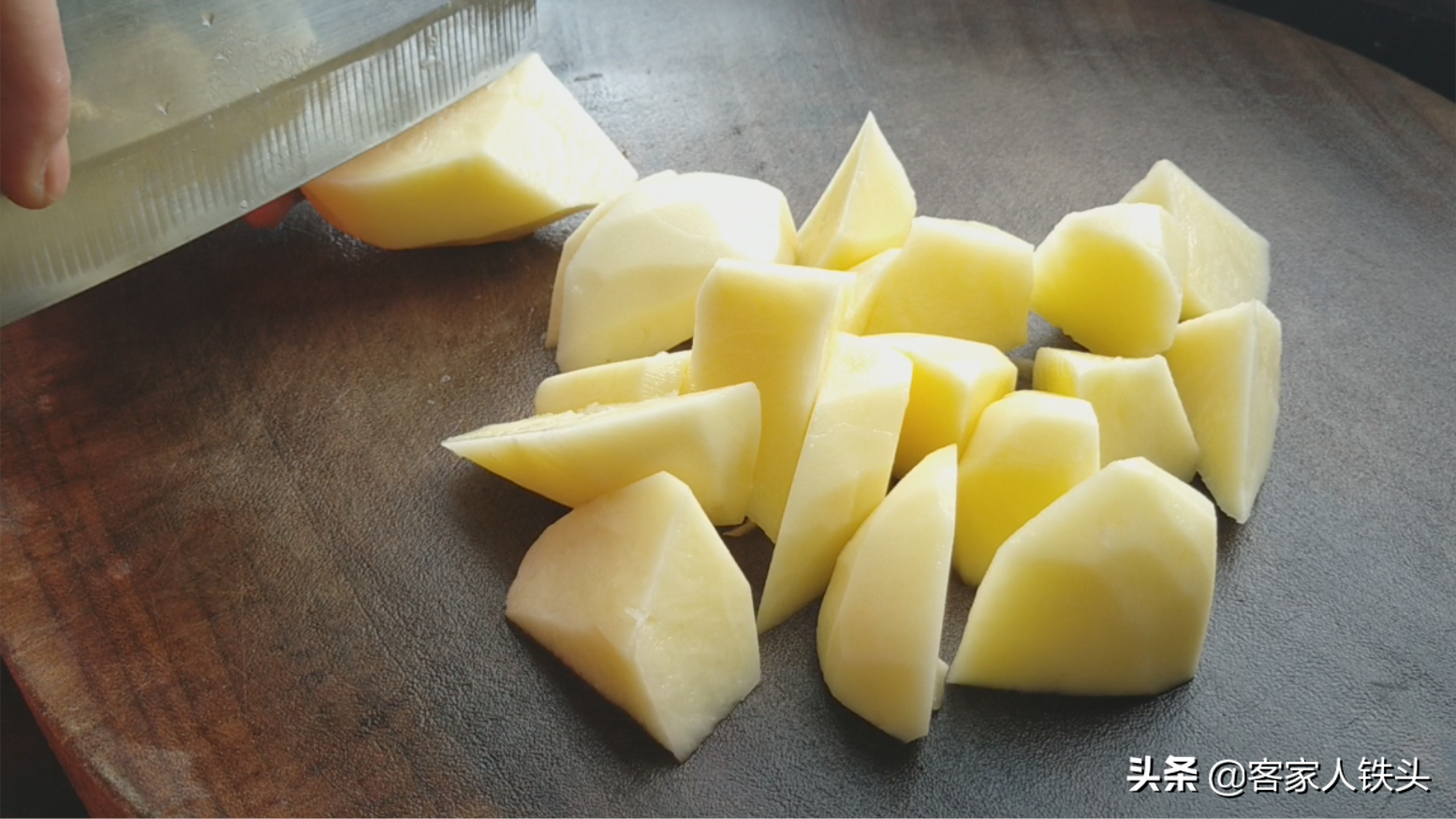 鸭肉别直接下锅炖，加2个土豆做一锅，好吃不腻，孩子都不挑食了