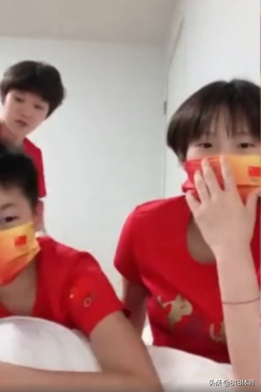 大姐大!全红婵陈芋汐直播到一半,张家齐突然冲进房间:快戴上口罩