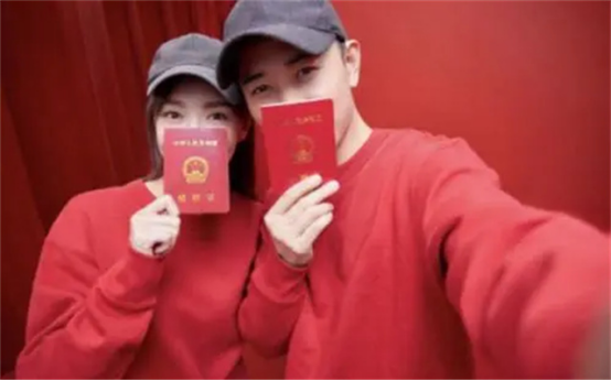 唐嫣低调撒糖，和罗晋同穿女儿喜欢的米老鼠衣服，一家三口超幸福