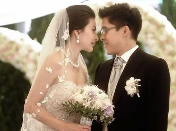 霍啟剛一家五口出遊，郭晶晶提三部滑板車，媽媽力Max