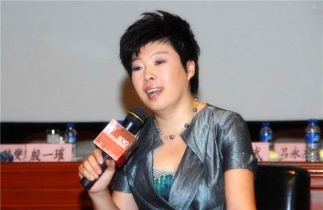 还记得那个被轰下台的于丹吗？在跌落神坛的日