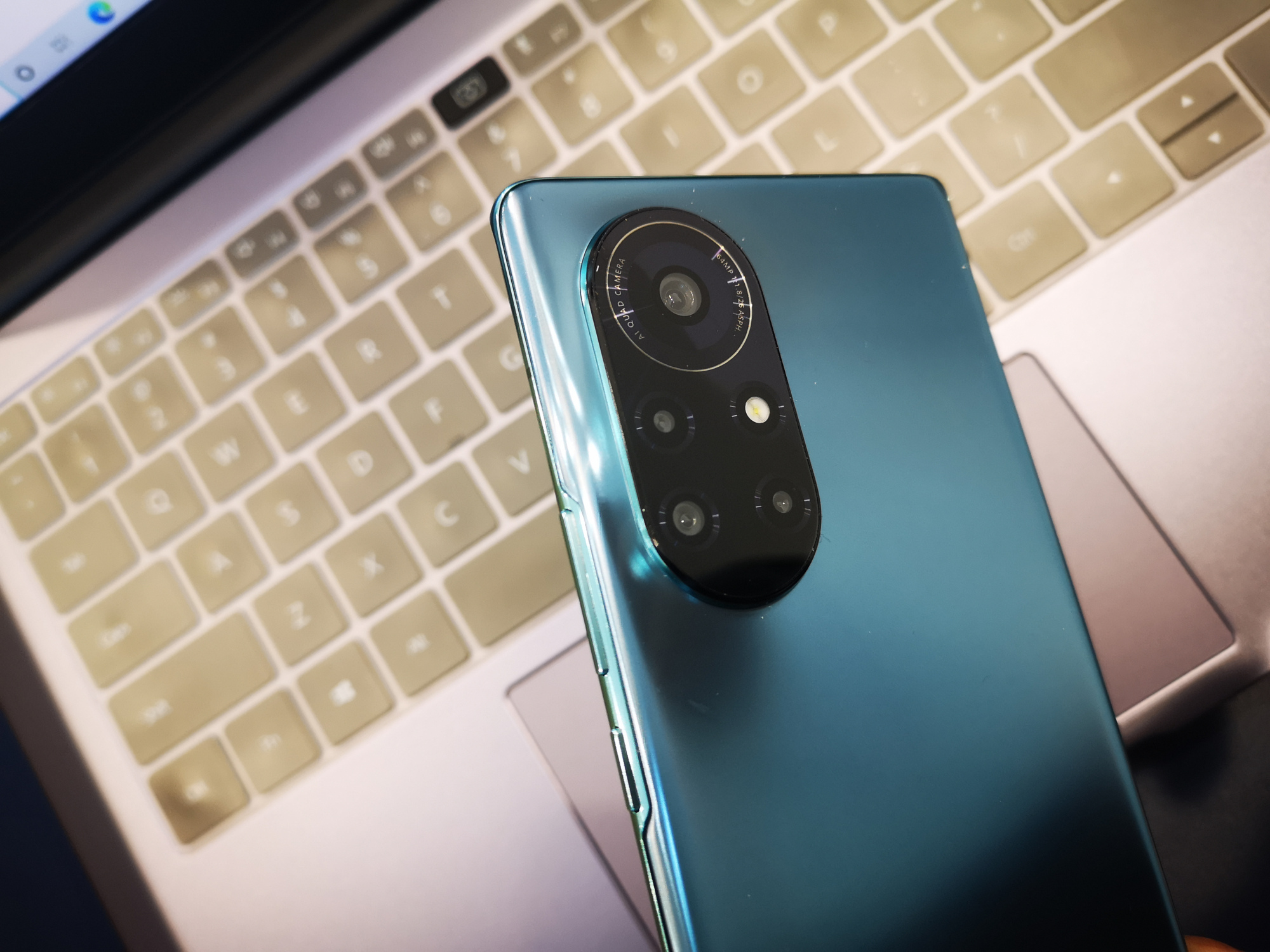 华为nova8、8pro：变化太大回归麒麟，曲面屏120H