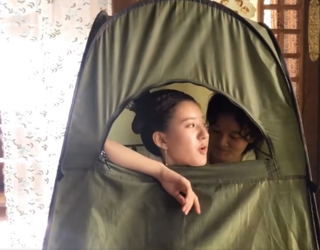 明星片场如何换衣服？看看赵露思的“换衣间”，网友都替她捏把汗