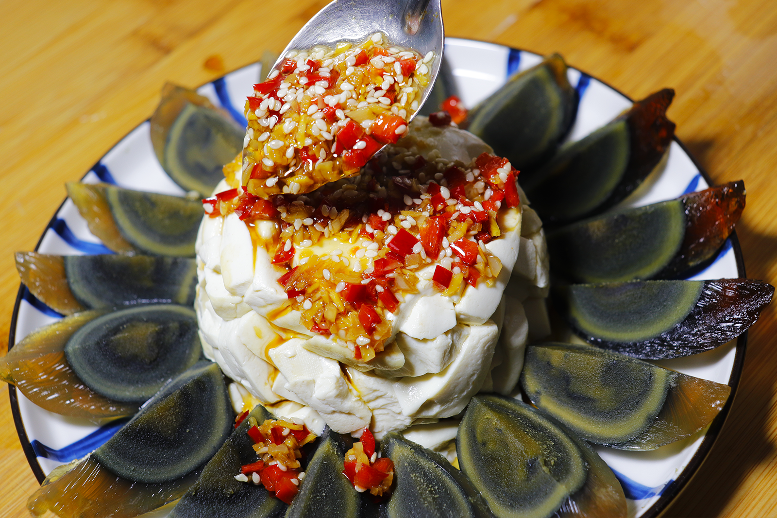 皮蛋放鍋裡蒸一蒸，飯店38元一份，在家做成本8元，待客太有面子