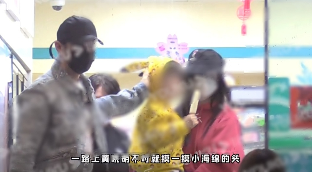 黄晓明带儿子现身潮爸范十足，小海绵坐拉杆箱可爱满分，长腿抢镜