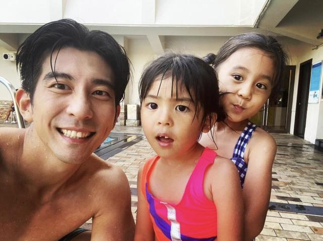 修杰楷带仨女儿玩，父女四人游泳，搞怪自拍，贾静雯忙因工作缺席