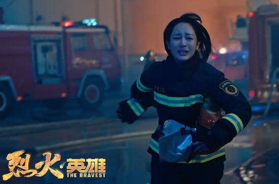 Company of dissatisfaction of Yang Mi vermicelli made from bean starch holds heat in both hands cling to, perform sodden theatrical work always still to Yang Mi, 