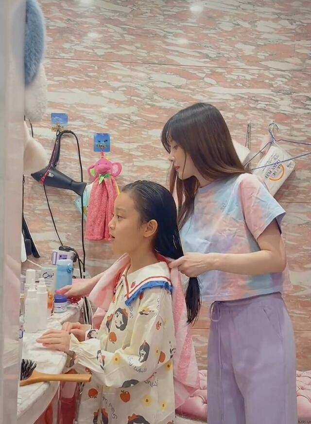 【李小璐带甜馨春游】女儿卫衣不到200块网友吐槽为什么不上学