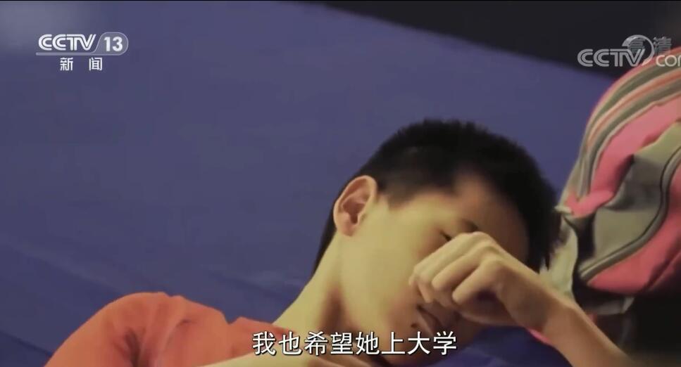 全红婵刚进校不懂4x8，同学小声告诉她！老师：考分不影响她绽放