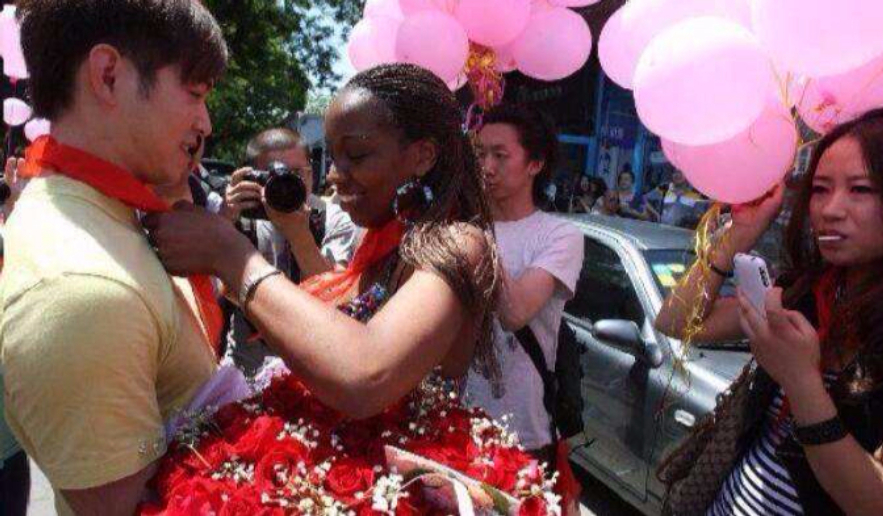 大量的非洲华人回国，为何却带不回妻儿？