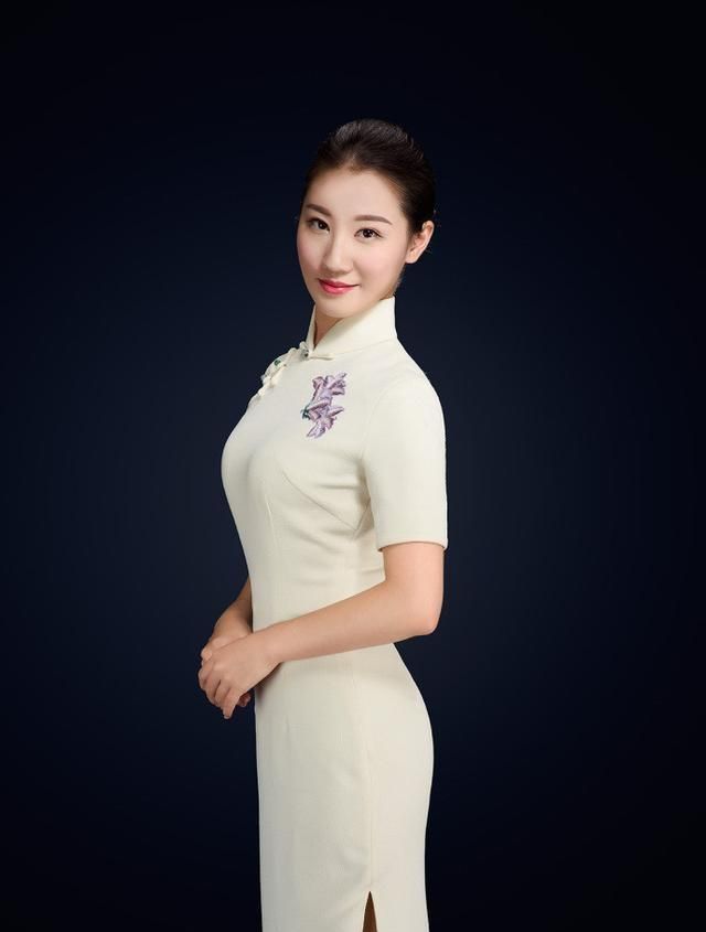 空姐一袭旗袍秀，复古又优雅，大气宏伟！让世