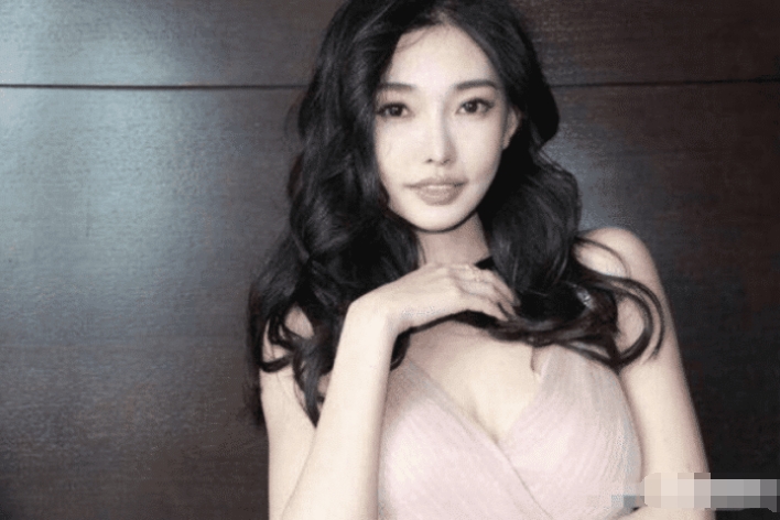 被王晶发掘时才读大二, 拍3部电影狂捞26亿, 今成“最美晶女郎”