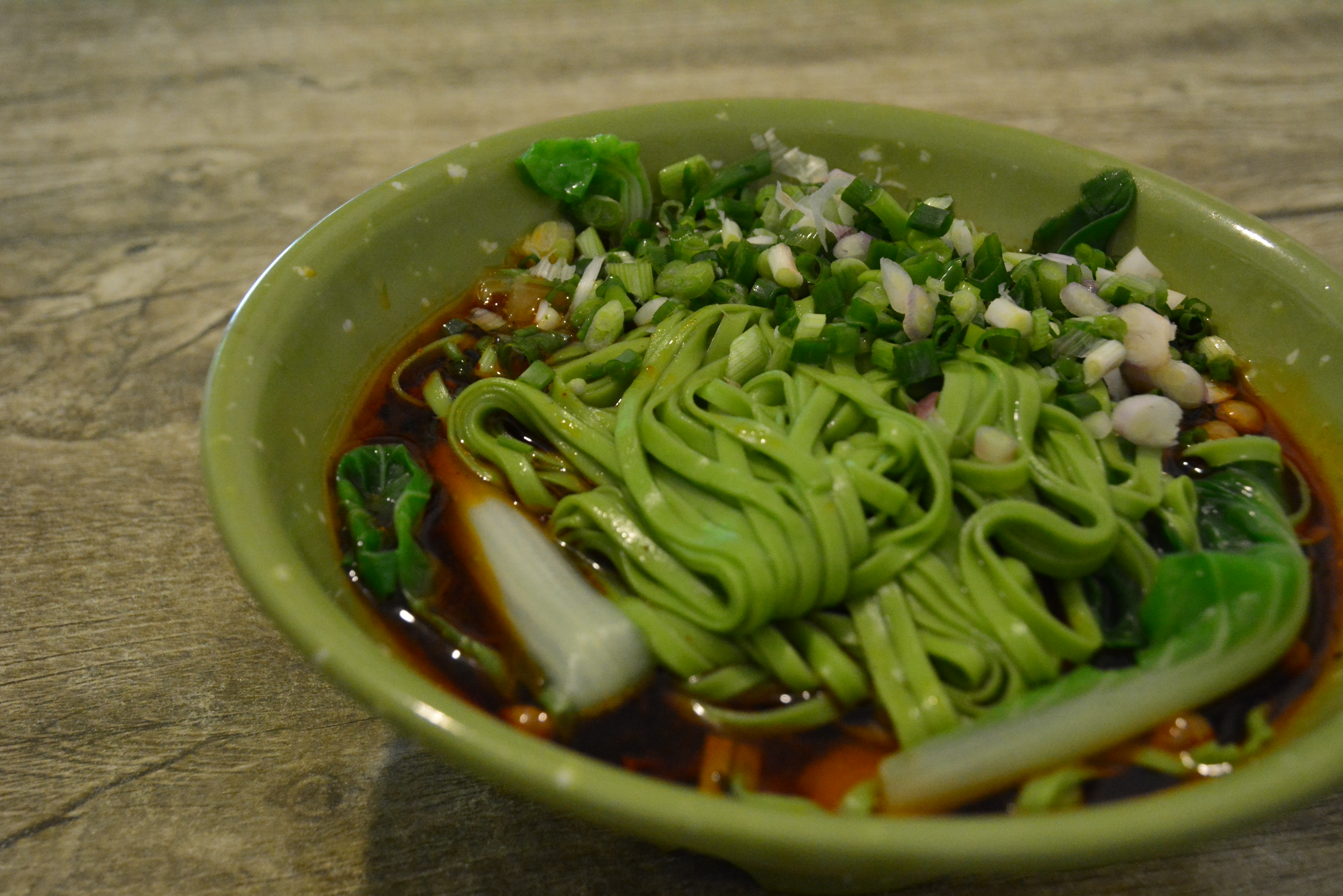 花52元吃重庆四碗“奇面”：15元的烧白面5片肉，北欧面3元最划算