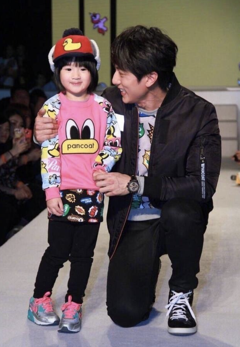 10位星二代小公主走秀，個個都是精緻萌娃，顏值氣場比父母還能打