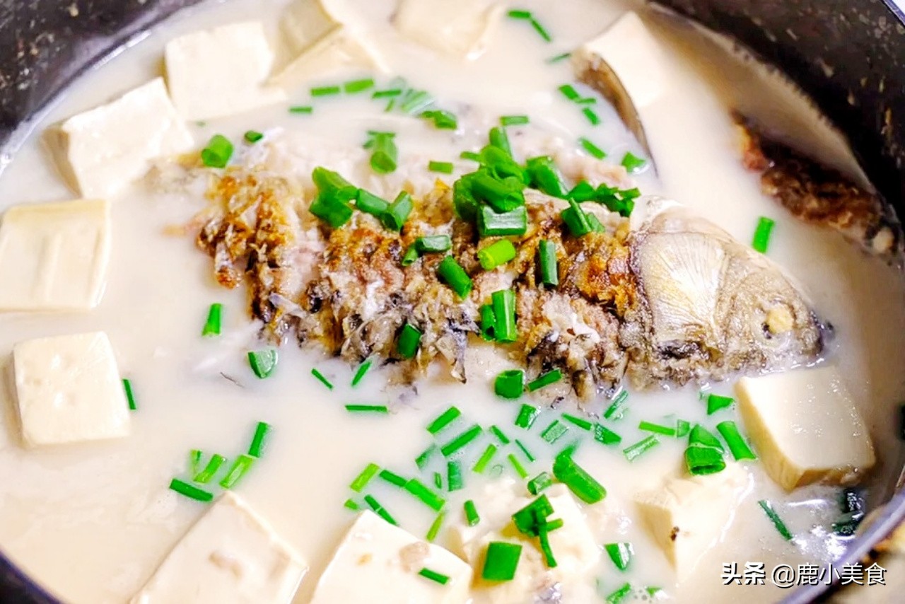 只要是炖鱼汤，千万别放“2种材料”，否则鱼汤味杂，鱼肉不鲜嫩