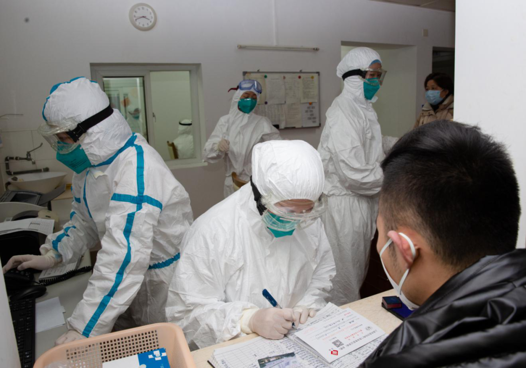 这个病传播速度之快、感染人群之广，比非典、